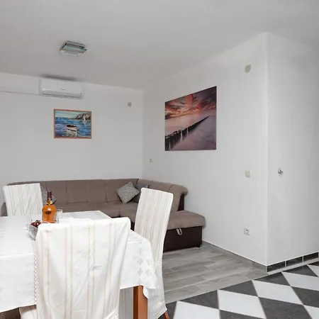 A2 - Modern Apt Near The Beach With Two Balconies *